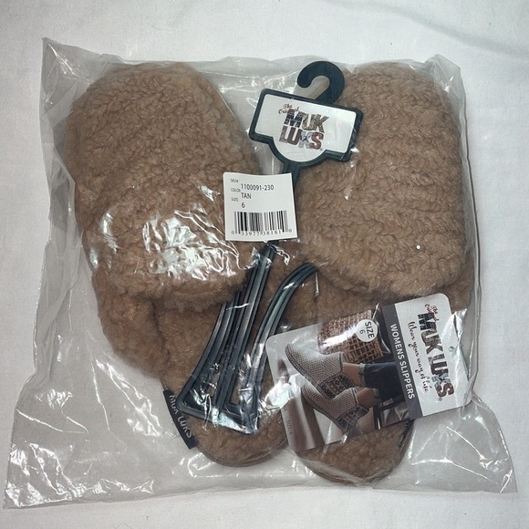 New Women's Muk Luks Tan Sherpa Scuff Slippers Size 6 - Picture 6 of 13
